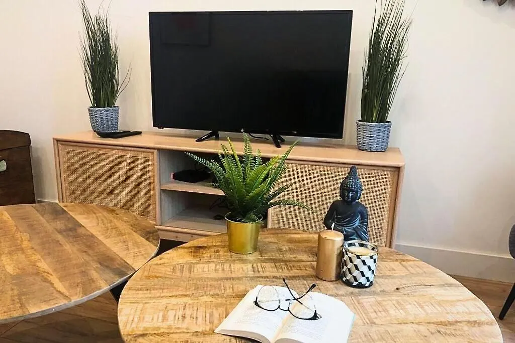 Peaceful Oasis 2 Bedrooms Center-Station Rer 3 Min Aulnay-sous-Bois 0*,  France